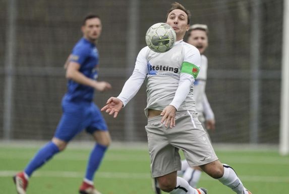 Stephan Nachtigall vom Bezirksligisten Vogelheimer SV bringt den Ball unter Kontrolle.