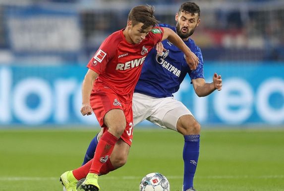 Spielen zukünftig wohl nicht in einem Team: Noah Katterbach vom 1. FC Köln im Zweikampf mit Schalkes Daniel Caligiuri.