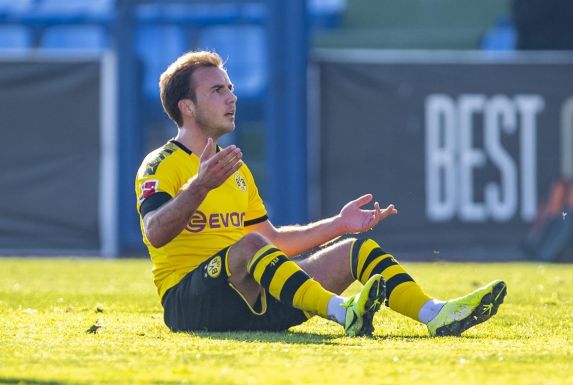 Mario Götze vom Bundesligisten Borussia Dortmund sitzt am Boden.