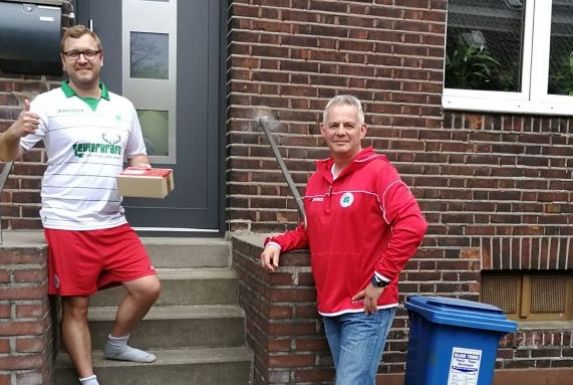 RWO-Vorstand Thorsten Binder (rechts) verteilt einen Teil der VIP-Pakete der Oberhausener persönlich (