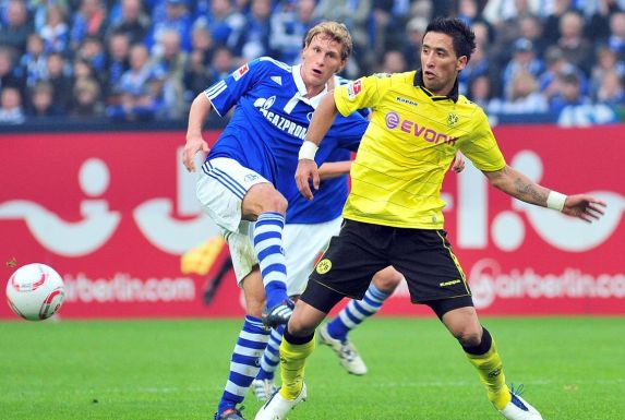 Lucas Barrios (rechts), hier noch in Diensten des Bundesligisten Borussia Dortmund, kämpft im Revierderby gegen den FC Schalke 04 um den Ball.