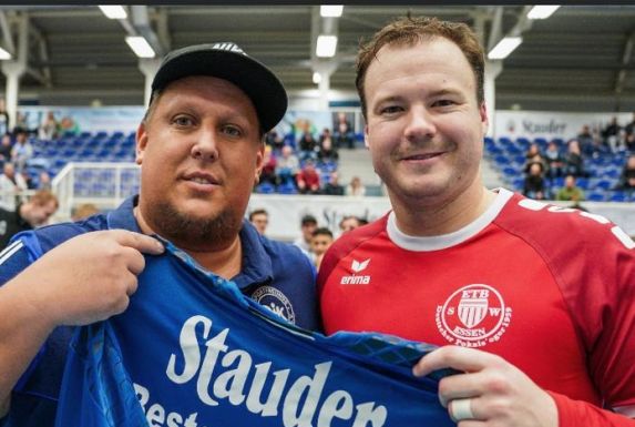 Marcel Ertmer (links) vom Bezirksligisten Sportfreunde Katernberg mit ETB-Keeper Kai Gröger, der ihm das Trikot für den besten Torwart der Hallenstadtmeisterschaft 2020 überreichte.