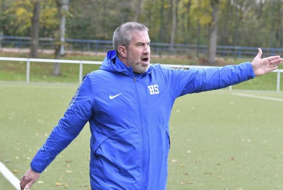 Trainer Holger Siska coacht das Kreisligaspiel seines SV Hessler.