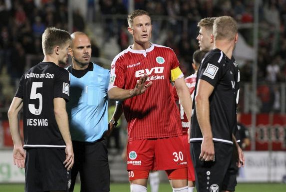 Im Regionalliga-Duell zwischen Rot-Weiß Oberhausen und TuS Haltern zeigte der Schiedsrichter drei Rote Karten.