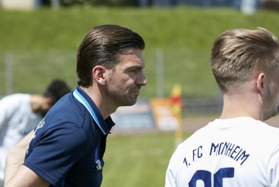 Monheims Trainer Dennis Ruess kann auch in Zukunft auf die Dienste von Philipp Hombach zurückgreifen.