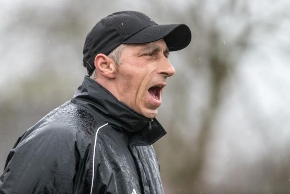 Dirk Roenz coacht ein Landesligaspiel seines VfB Speldorf.