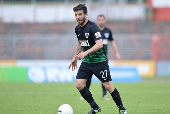 Mehmet Kara, hier noch in Diensten des Drittligisten SC Preußen Münster, beim Dribbling.