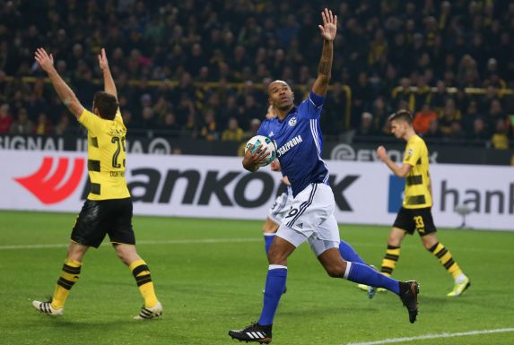 Naldo grüßt die feiernden Schalke-Fans, im Hintergrund ärgern sich die Dortmunder Sokratis (l.) und Julian Weigl (r.).