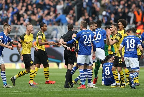 Rudelbildungen sind im Bundesliga-Revierderby zwischen Borussia Dortmund und Schalke 04 an der Tagesordnung.