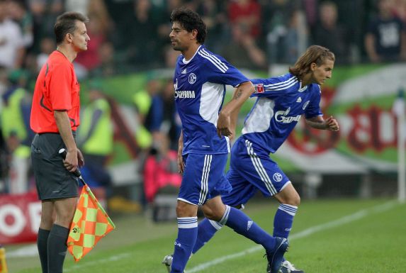 Carlos Grossmüller (Mitte) wird bei einem Spiel des Bundesligisten FC Schalke 04 ausgewechselt.