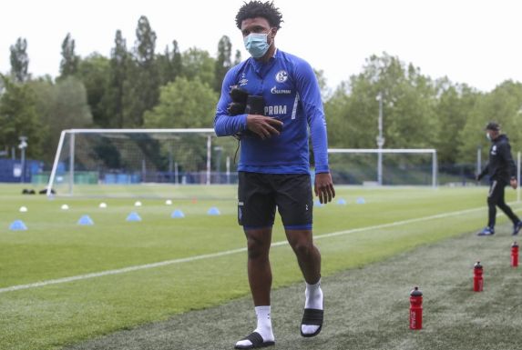 Schalkes Mittelfeldspieler Weston McKennie trägt beim Training einen Mundschutz.