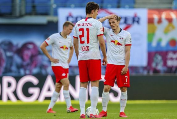 Die Spieler des Bundesligisten RB Leipzig sind nach dem 1:1 gegen den SC Freiburg enttäuscht.