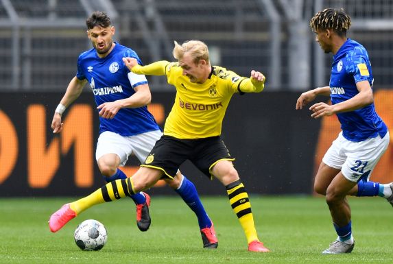 Julian Brandt (m.) war beim 4:0-Erfolg des BVB über Schalke einer der Matchwinner.