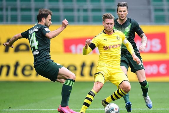 BVB-Verteidiger Lukasz Piszczek umringt von den Wolfsburgern Admir Mehmedi und Daniel Ginczek.