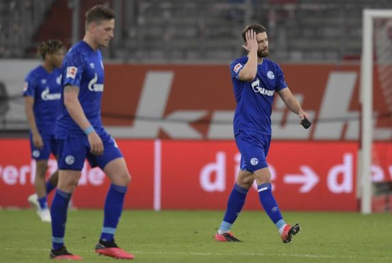 Den Schalker Spielern steht die Enttäuschung nach der neuerlichen Pleite gegen Fortuna Düsseldorf ins Gesicht geschrieben.