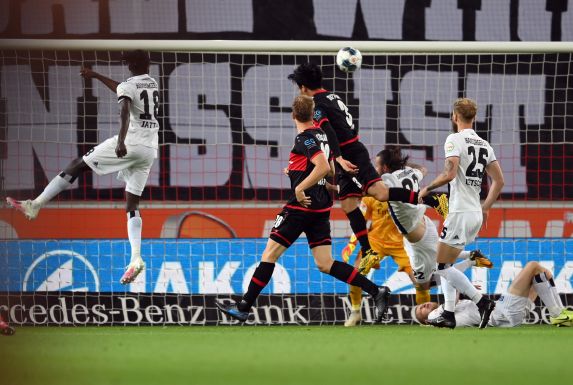 Im Spitzenspiel der 2. Bundesliga setzte sich der VfB Stuttgart mit 3:2 gegen den Hamburger SV durch.