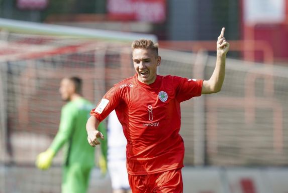Max Fleer bejubelt ein Tor für die U19 des SC Rot-Weiß Oberhausen.