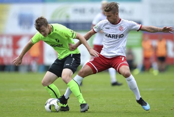 Björn Schlottke, hier gegen Essens Kevin Grund, wird den SV Rödinghausen verlassen.