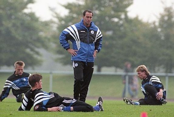 Huub Stevens, damaliger Trainer des FC Schalke 04, lässt seine Spieler im Jahr 1997 ordentlich ackern. Am Ende steht der Gewinn des Uefa Cups.