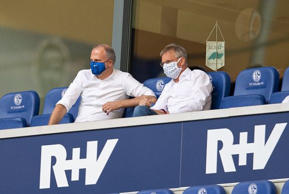 Sportvorstand Jochen Schneider (links) und Technischer Direktor Michael Reschke machen sich aktuell Sorgen um die sportlichen Leistungen des FC Schalke 04.