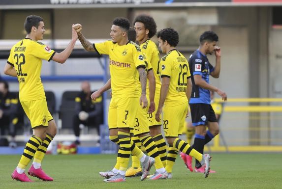 Jadon Sancho (rechts) klatscht mit Carlos Reyna (links) nach dem 6:1 für Borussia Dortmund im Spiel gegen den SC Paderborn ab.