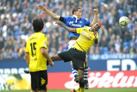 Der Dortmunder Felipe Santana (Mitte), im Kopfballduell mit Schalkes Kyriakos Papdopoulos.