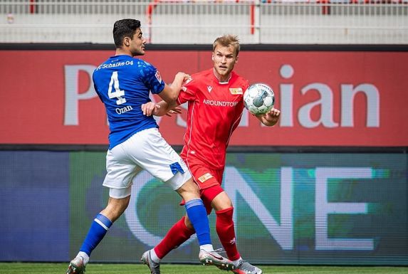 Ozan Kabak (FC Schalke) im Zweikampf mit Union Berlins Sebastian Andersson (