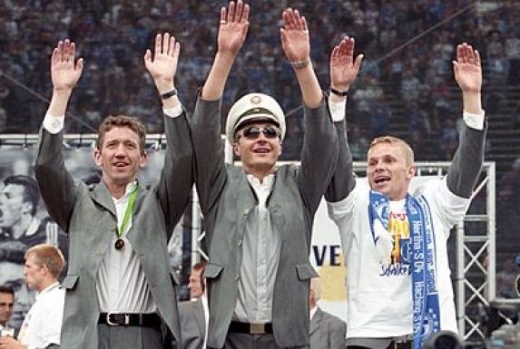 Von links: Marco van Hoogdalem, Tomasz Hajto und Tomasz Waldoch feiern mit Schalke den DFB-Pokalsieg 2001.