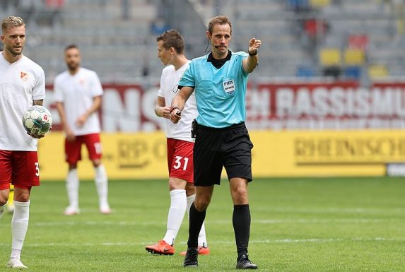 Kein Tor für den BVB: Schiedsrichter Sascha Stegemann nahm das 1:0 nach Hinweis des VAR zurück.