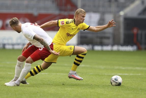 Borussia Dortmunds Erling Haaland (rechts) setzt sich im Dribbling durch.