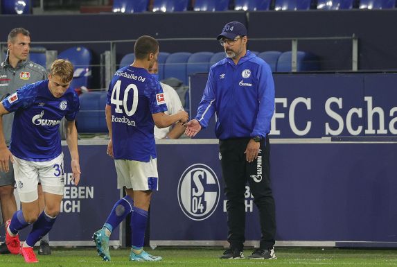 David Wagner beglückwünscht Can Bozdogan zu einem gelungenen Bundesliga-Debüt.