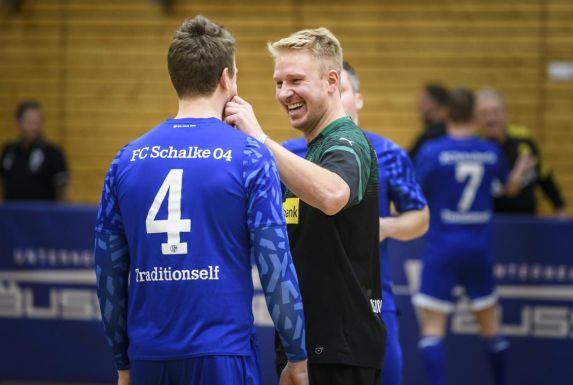 Mike Hanke (rechts), ehemaliger Stürmer des FC Schalke 04, scherzt mit seinem Gegenspieler.