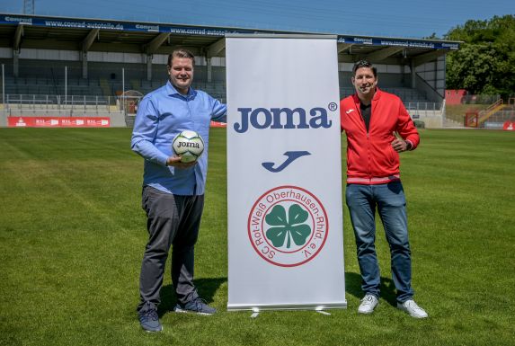 Rot-Weiß Oberhausens Marketingleiter Maximilian Gregorius (links) und "Joma"-Gebietsrepräsentant Tim Hahn bei der offiziellen Bekanntgabe des neuen RWO-Ausrüsters "Joma".