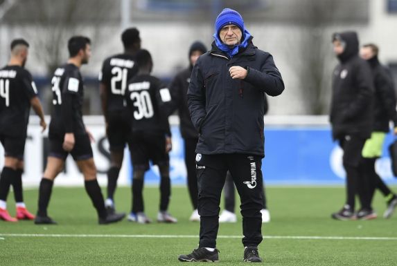 Darf sich auf einen Nachwuchs-Nationaltorwart freuen: Schalkes U19-Trainer Norbert Elgert.