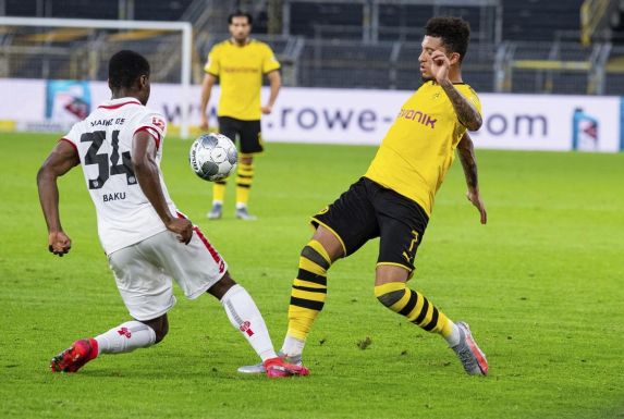 Jadon Sancho (rechts) von Borussia Dortmund kämpft mit dem Mainzer Bote Baku um den Ball.
