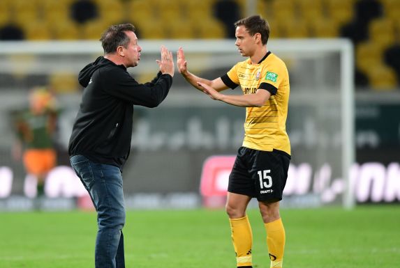 Chris Löwe (r.) klatscht mit Markus Kauczinski, Dynamo Dresdens Trainer, ab.
