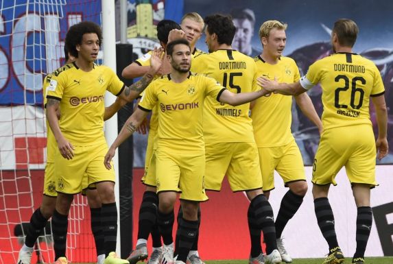 Borussia Dortmunds Spieler bejubeln die 1:0-Führung gegen RB Leipzig.