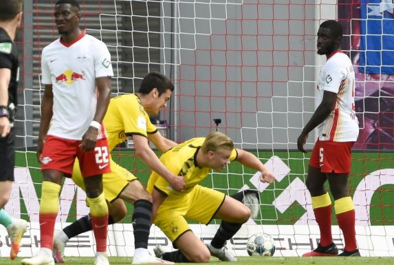 Erling Haaland (kniend) hat gerade das 1:0 für Borussia Dortmund erzielt.
