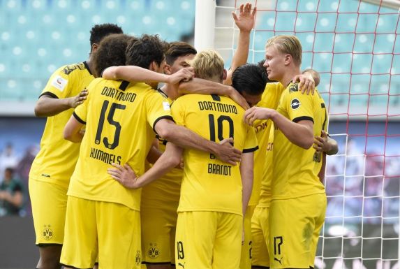 Die Spieler des Bundesligisten Borussia Dortmund bejubeln das Tor zum 2:0 gegen RB Leipzig.