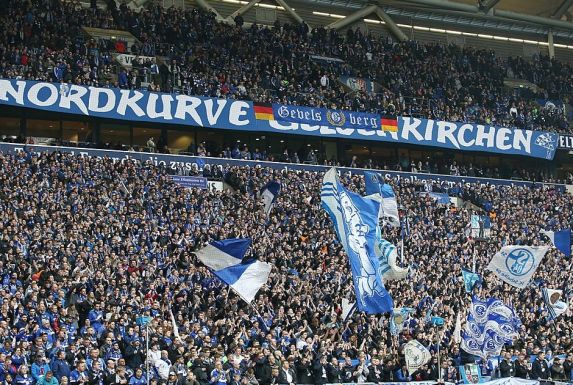Teile der Fans des FC Schalke rechnen nach einer schlimmen Saison mit den Verantwortlichen ab (