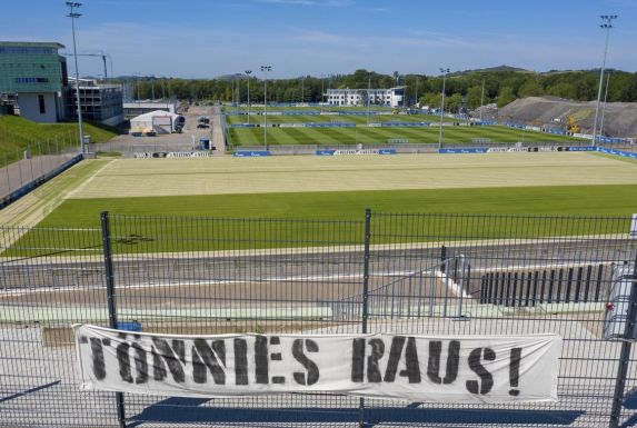 Ein Banner gegen Schalke-Chef Clemens Tönnies unter der Woche.