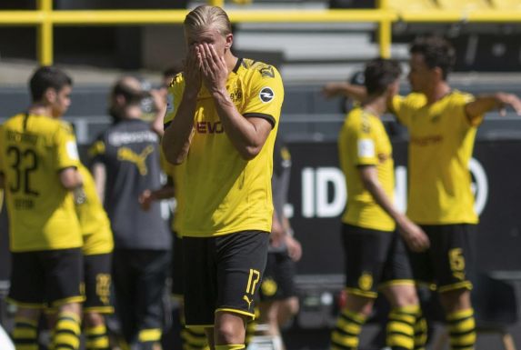 Symbolisch: Borussia Dortmunds Sturmtalent Erling Haaland (vorne) schlägt die Hände vors Gesicht.