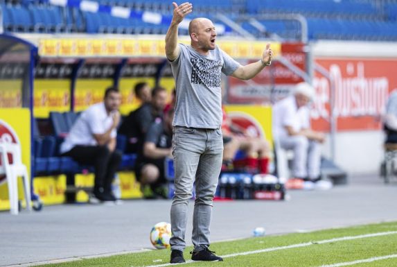 Torsten Lieberknecht, Trainer des Drittligisten MSV Duisburg, gibt seiner Mannschaft Anweisungen.