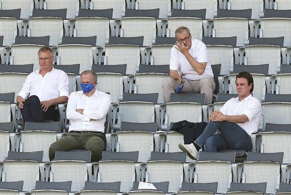 Die Schalke-Bosse verfolgen die Blamage beim SC Freiburg auf der Tribüne (