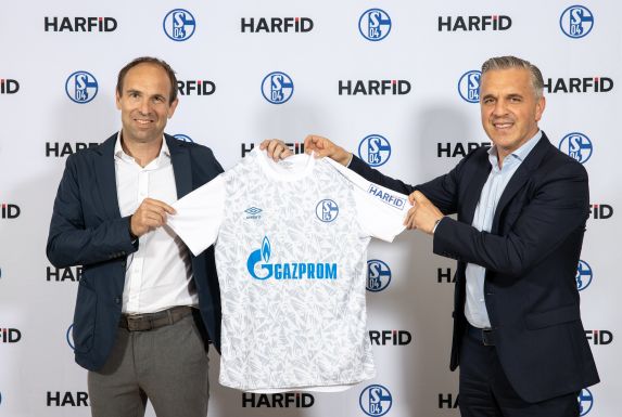Alexander Jobst, Vorstand Marketing & Kommunikation des FC Schalke 04, und Harfid Hadrovic, Geschäftsführer der HARFID Unternehmensgruppe, präsentieren ein Shirt der neuen Trainingskollektion mit dem Logo des neuen Ärmelpartners HARFID.