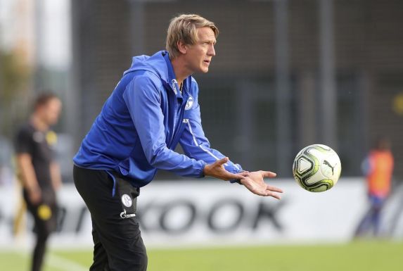 Frank Fahrenhorst, bis zuletzt Jugendtrainer beim FC Schalke 04, wirft einen Ball zurück ins Spielfeld.