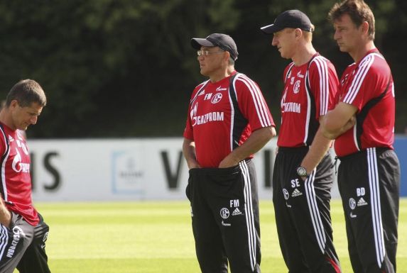 Felix Magath (zweiter von links) beobachtet eine Trainingseinheit seiner damaligen Mannschaft Schalke 04.