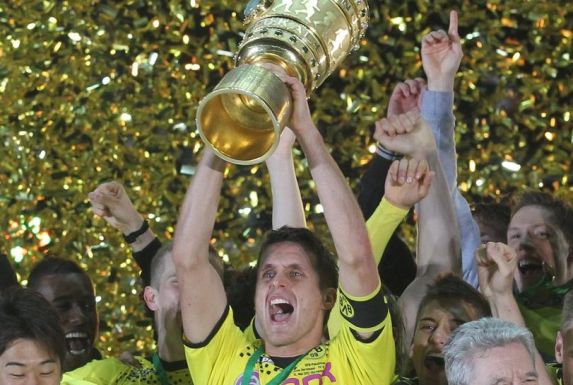 Sebastian Kehl stemmt den DFB-Pokal in den Berliner Nachthimmel.
