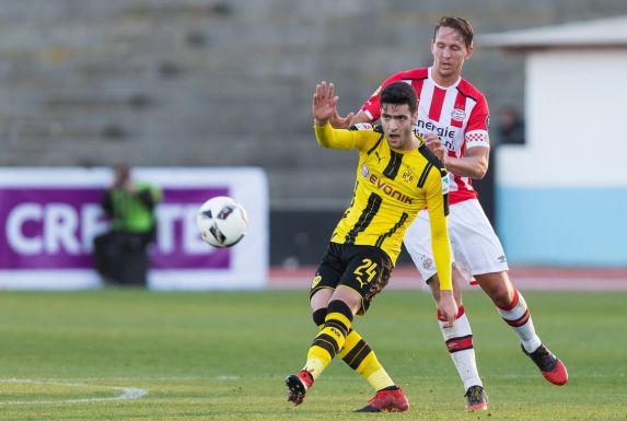 Mikel Merino (vorne) behauptet hier noch im Dress des Bundesligisten Borussia Dortmund den Ball.