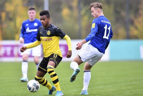Borussia Dortmunds Sturmtalent Ansgar Knauff (links) setzt sich im Zweikampf durch.